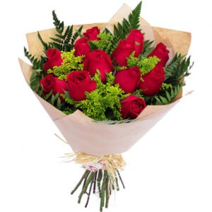 Buquê de Flores com 12 rosa vermelhas e tango com embalagem papel kraft e laço rustico